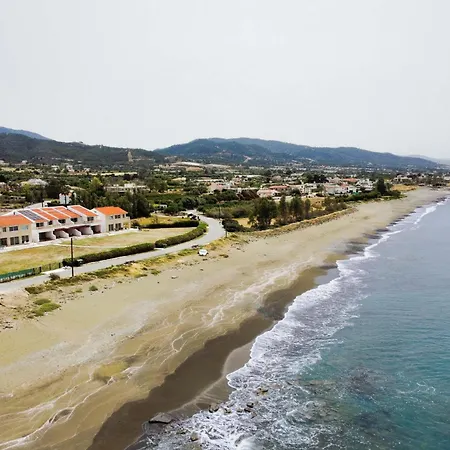 Phaedrus Living: Beachfront Merenda * Kato Yialia