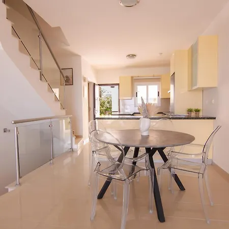 Phaedrus Living: Beachfront Merenda Villa *