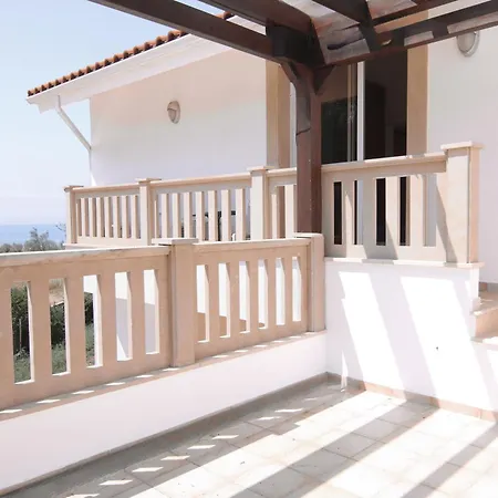 Phaedrus Living: Beachfront Merenda 别墅 Kato Yialia