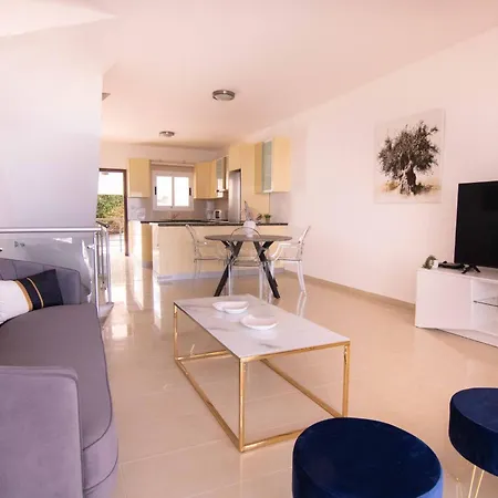 Phaedrus Living: Beachfront Merenda Villa *